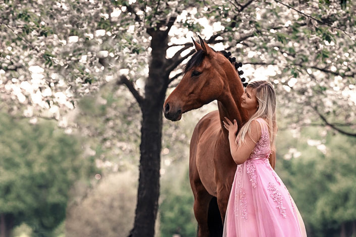 Pferdefotograf Pferd und Mensch mit Abendkleid in Kirschblüten Hannover