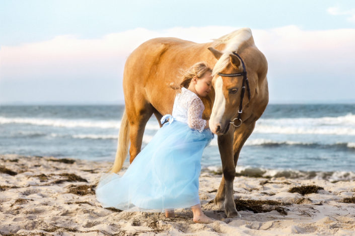 Tierfotograf Mädchen mit Pony am Meer Strand Rügen Kleid