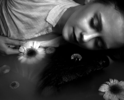 Portraitfotograf Hannover, Poolshooting im Wasser mit Blumen außergewöhnliches Fotoshooting s/w