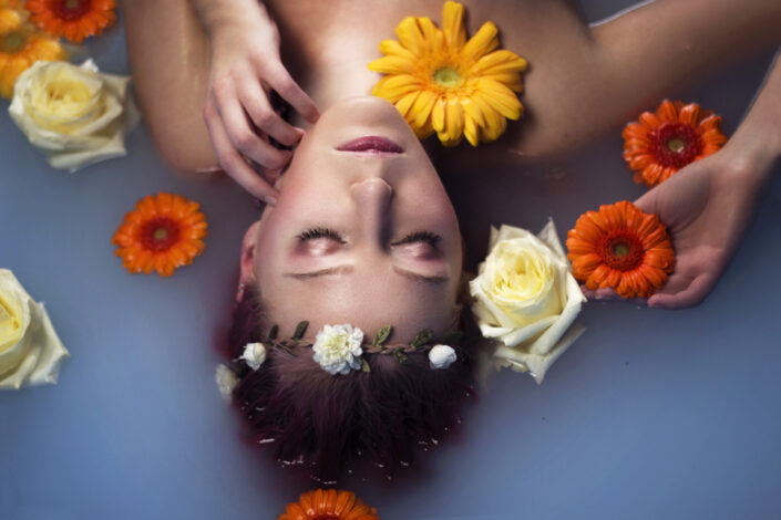 Portraitfotograf Hannover, Poolshooting im Wasser mit Blumen außergewöhnliches Fotoshooting