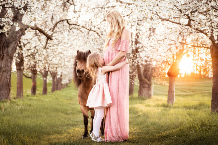 Pferdefotograf Babybauchshooting mit Pony Bella Hannover