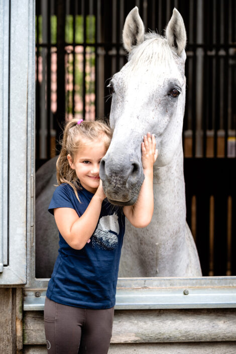 Pferdefotograf Mädchen mit Schimmel, 2021 Landesgestüt Marbach für Ridersdeal