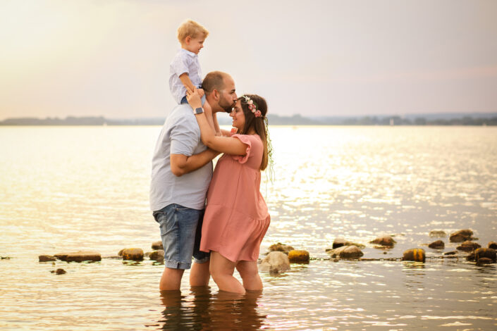 Fotograf Hannover Familienshooting Outdoor am See im Sonnenuntergang