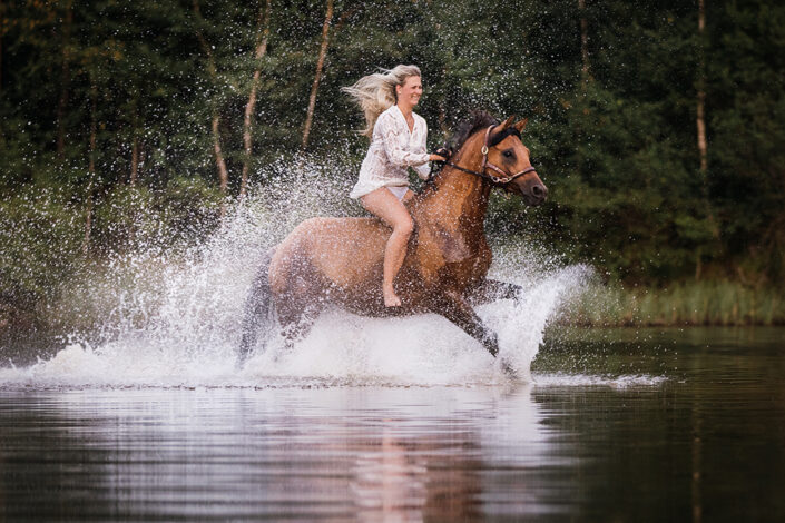 Tierfotograf-Hannover-2023-Pferd galoppiert im See Wasse