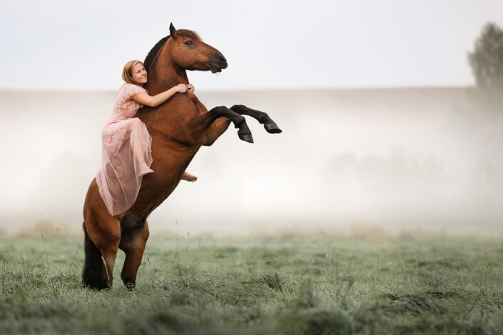 Tierfotograf-Hannover-2023-Pferd steigt im Morgennebel